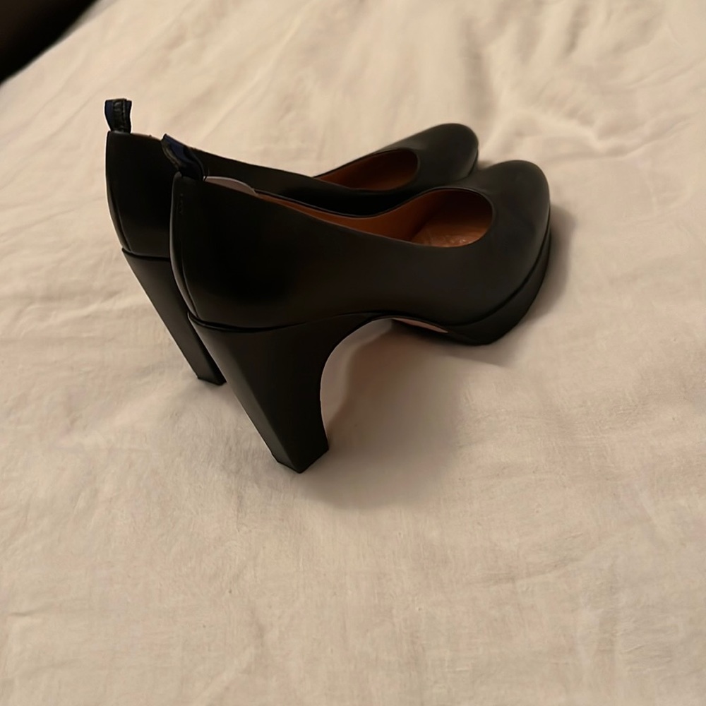 Dr. Liza pumps. Black